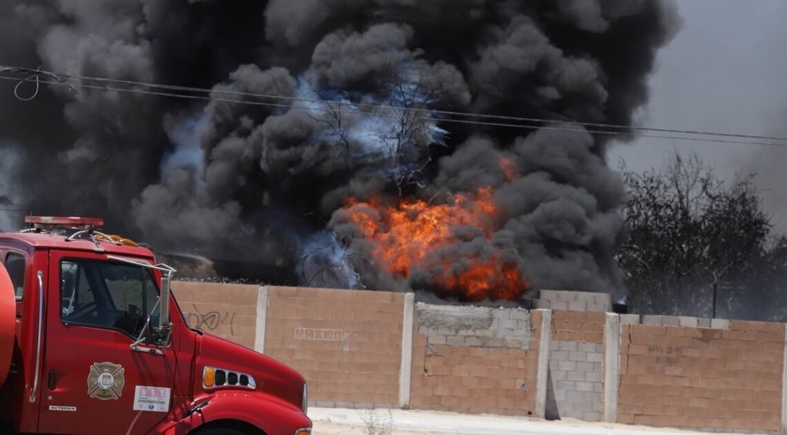 Evitan bomberos tragedia en Hermosillo y sofocan fuego en bidones en Valle de Agualurca