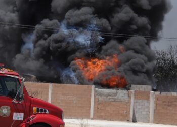 Evitan bomberos tragedia en Hermosillo y sofocan fuego en bidones en Valle de Agualurca