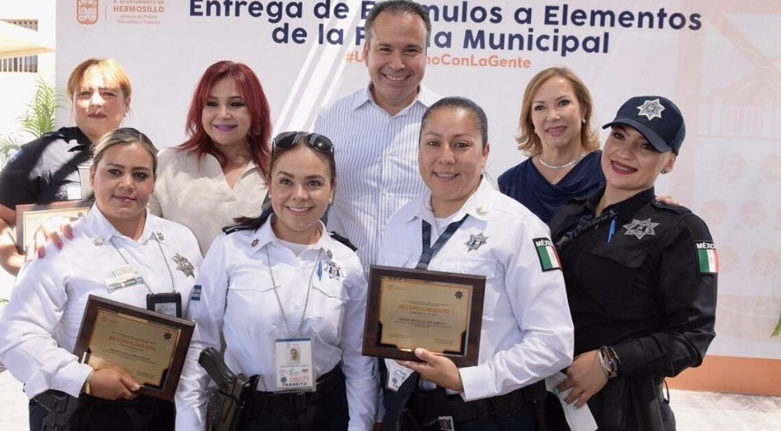 Premia alcalde de Hermosillo a policías destacados en su servicio Premia alcalde de Hermosillo a policías destacados en su servicio