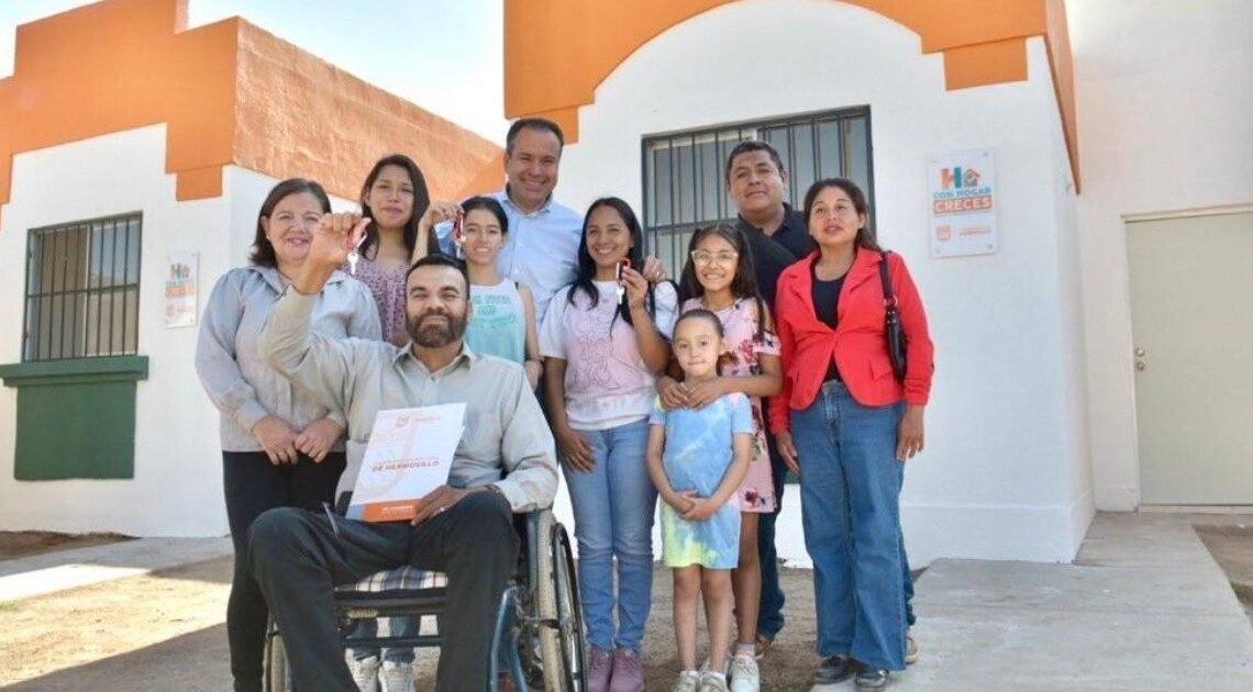 Entrega alcalde de Hermosillo 5 viviendas a familias “Con Hogar Creces” Entrega alcalde de Hermosillo 5 viviendas a familias “Con Hogar Creces”