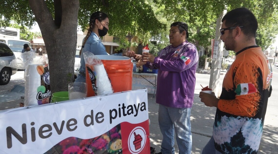 ¡Lista la nieve de pitaya!: Yesenia y su esposo le ponen su toque especial y la venden en un crucero de Hermosillo