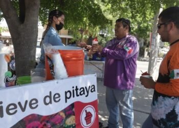 ¡Lista la nieve de pitaya!: Yesenia y su esposo le ponen su toque especial y la venden en un crucero de Hermosillo