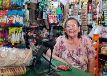 ¡Delfina es la abarrotera más legendaria de Hermosillo! Aún atiende el negocio que abrió hace 68 años en Villa de Seris