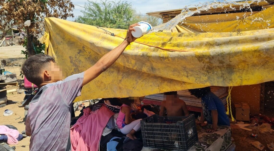 Calor en Hermosillo: Mojan lonas para refrescarse en la invasión Guayacán