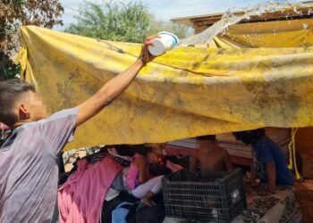 Calor en Hermosillo: Mojan lonas para refrescarse en la invasión Guayacán