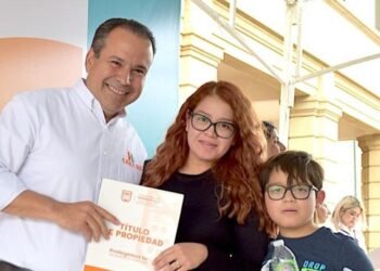 Entrega Ayuntamiento de Hermosillo títulos de propiedad