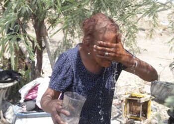 Hermosillenses se las ingenian para sobrevivir a las altas temperaturas sin deshidratarse en el intento