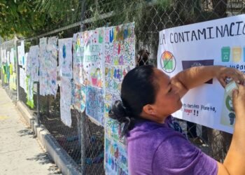 Madres de Familia protestan por lote baldío frente a preescolar que se ha convertido en un basurero