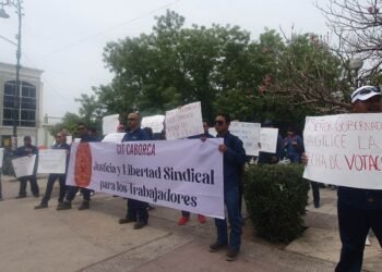 Hermosillo: Se manifiestan mineros de Caborca en Palacio de Gobierno 