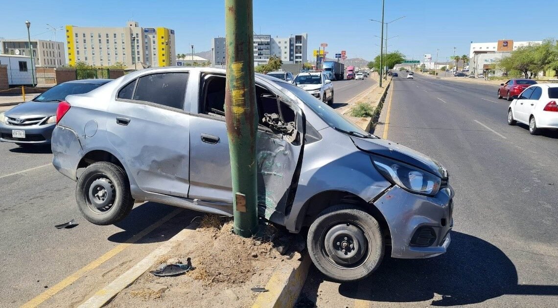 Automóvil se impacta contra poste de alumbrado público sobre el bulevar Granaderos, conductor recibió un golpe en la cabeza
