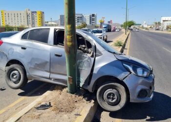 Automóvil se impacta contra poste de alumbrado público sobre el bulevar Granaderos, conductor recibió un golpe en la cabeza