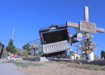 ¡Vuelca sobre tumbas! Se accidenta pickup en Panteón Municipal Norte de Hermosillo