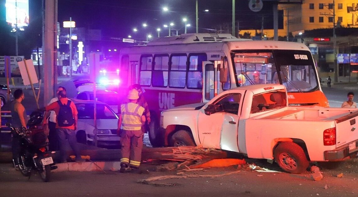 Hermosillo: Choca camión contra dos vehículos estacionados dejando a una persona lesionada Hermosillo: Choca camión contra dos vehículos estacionados dejando a una persona lesionada
