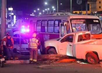 Hermosillo: Choca camión contra dos vehículos estacionados dejando a una persona lesionada