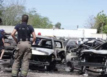 Se registra incendio de vehículos en Colonia Olivares