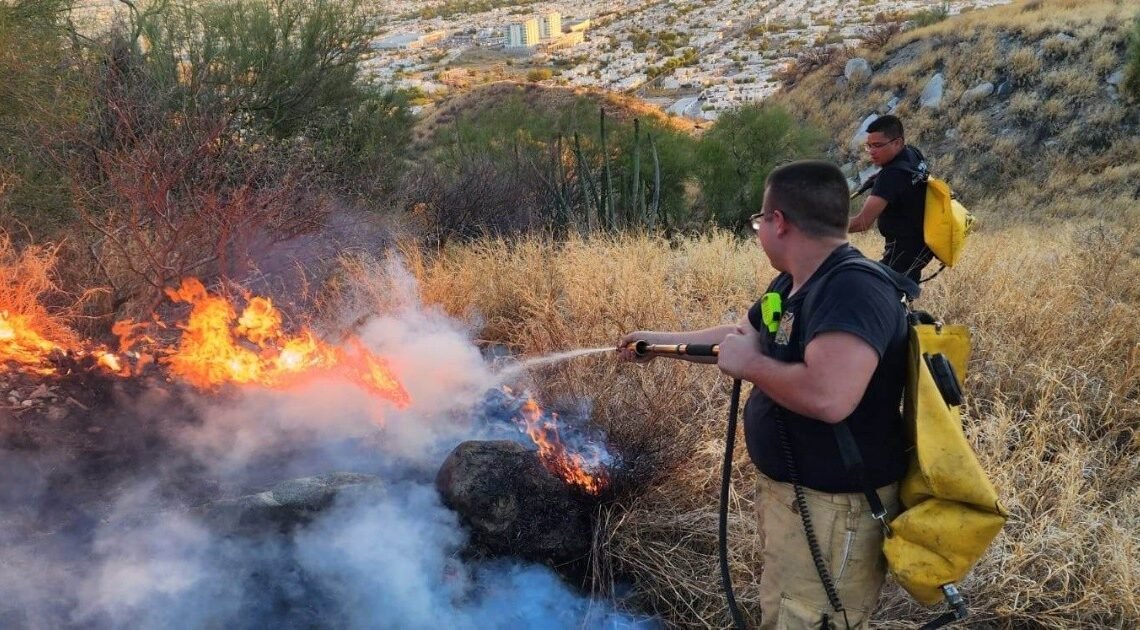 Bomberos de Hermosillo controlan incendio en cerro de Las Antenas