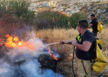 Bomberos de Hermosillo controlan incendio en cerro de Las Antenas