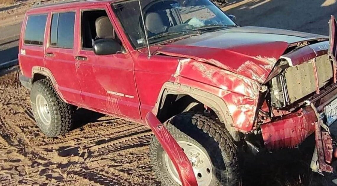 Choca, se da a la fuga, pero le falla el vehículo