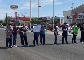 Hermosillo: Personal de Salud del Gobierno del Estado bloquea calle Reforma frente al Hospital Infantil