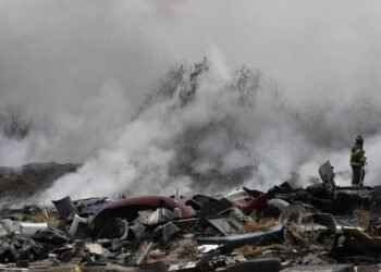 Bomberos sofocan incendio en lote baldío al Sur de Hermosillo