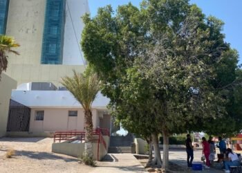 Familiares de pacientes pediátricos internados en el HIES soportan altas temperaturas fuera de las instalaciones