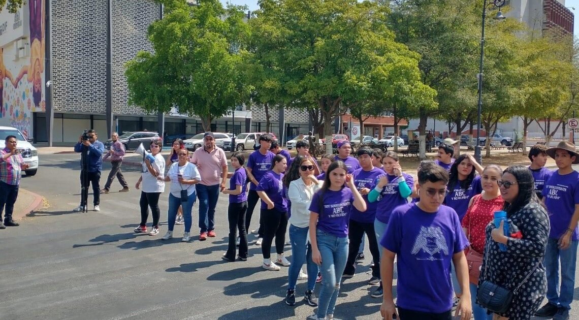 Padres de la Guardería ABC se manifiestan en palacio de gobierno para exigir la presencia de Zoe Robledo, director general del IMSS Padres de la Guardería ABC se manifiestan en palacio de gobierno para exigir la presencia de Zoe Robledo, director general del IMSS