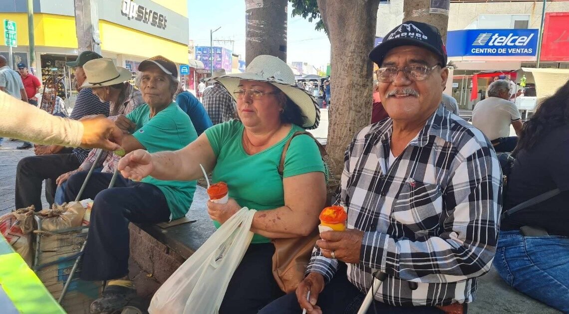 Hermosillenses no se detienen ante el calor y visitan con normalidad el Mercado Municipal