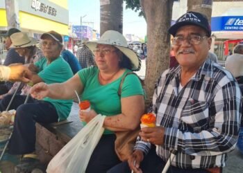 Hermosillenses no se detienen ante el calor y visitan con normalidad el Mercado Municipal