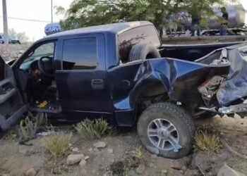 Tráiler bloquea el paso y ocasiona aparatoso choque