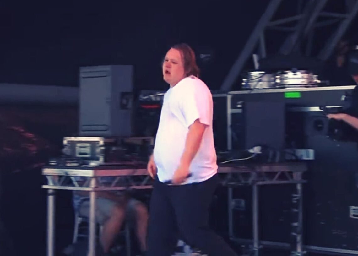 Lewis Capaldi muestra su valentía al enfrentar un episodio de Tourette en el escenario del Glastonbury