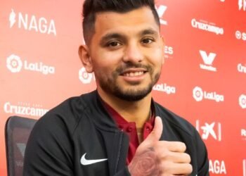 “Tecatito” Corona: agredido por fanáticos en la final de la Europa League mientras apoyaba a su equipo, Sevilla