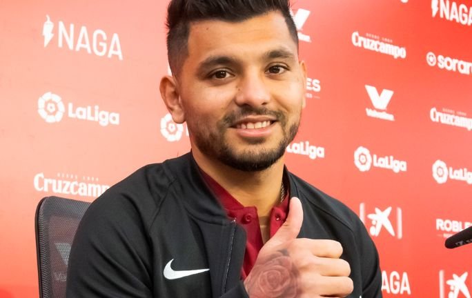 “Tecatito” Corona: agredido por fanáticos en la final de la Europa League mientras apoyaba a su equipo, Sevilla “Tecatito” Corona: agredido por fanáticos en la final de la Europa League mientras apoyaba a su equipo, Sevilla