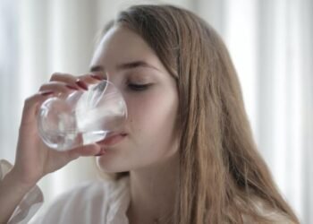 ¿Agua no es suficiente? Estudio revela las bebidas más hidratantes en tiempos de calor