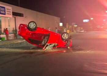 Choque nocturno en Hermosillo deja dos heridos y un vehículo volcado