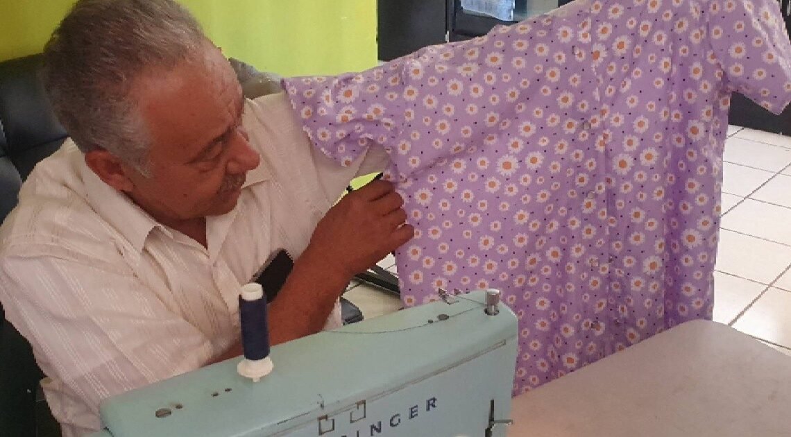 Humberto Robles; Abuelito aprende a coser y quiere ser ejemplo para sus nietos Humberto Robles; Abuelito aprende a coser y quiere ser ejemplo para sus nietos