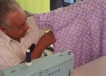 Humberto Robles; Abuelito aprende a coser y quiere ser ejemplo para sus nietos