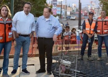 Toño Astiazarán atestigua avances en renovación de paso a desnivel del bulevar Luis Encinas