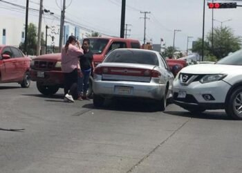 Provoca aparatoso choque por pasarse el semáforo