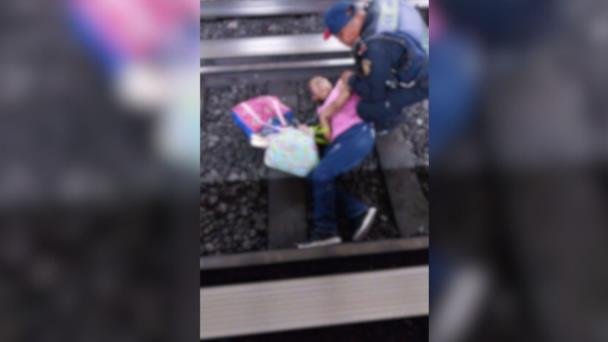Mujer adulta cae desmayada a las vías del Metro de CDMX Mujer adulta cae desmayada a las vías del Metro de CDMX