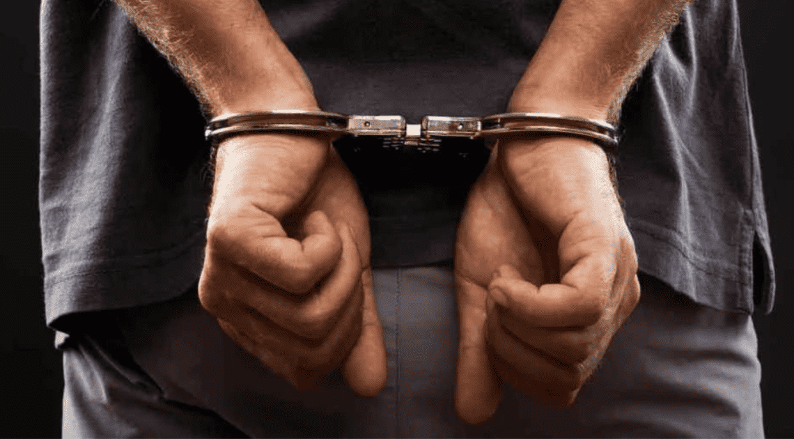 Hombre de 48 años es detenido por los delitos de portación de arma prohibida y violencia familiar