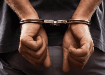 Hombre de 48 años es detenido por los delitos de portación de arma prohibida y violencia familiar