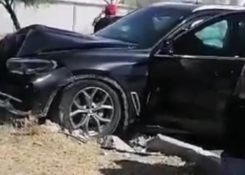 Mujer se pasa semáforo y causa aparatoso choque