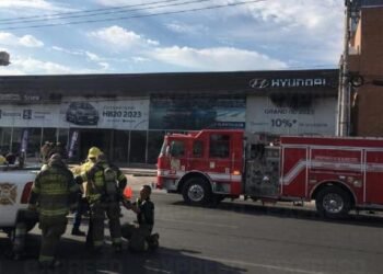 Se incendia agencia de autos en Hermosillo