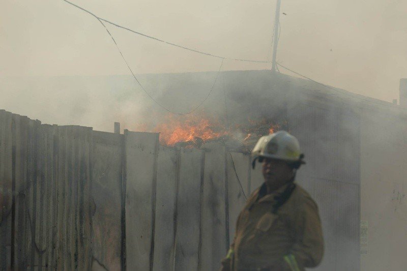  Bomberos combatieron el incendio de departamentos de madera en el Centro de Hermosillo. | Julián Ortega