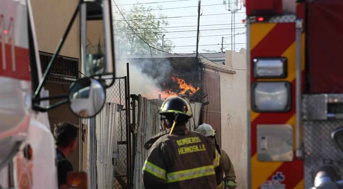 Incendio consume departamentos de madera en Centro de Hermosillo
