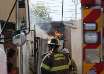 Incendio consume departamentos de madera en Centro de Hermosillo