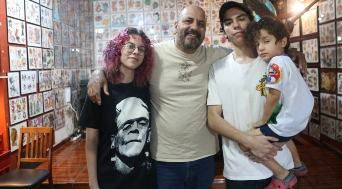 Juan Carlos conecta con sus hijos gracias a la tinta y los tatuajes