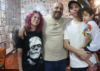 Juan Carlos conecta con sus hijos gracias a la tinta y los tatuajes