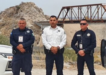 Policías de Hermosillo rescatan a hombre en riesgo en el puente de la presa Abelardo L. Rodríguez