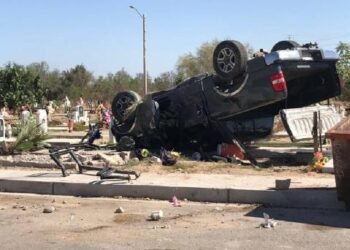 Camioneta termina volcada en Panteón Municipal Norte; Daña tres tumbas